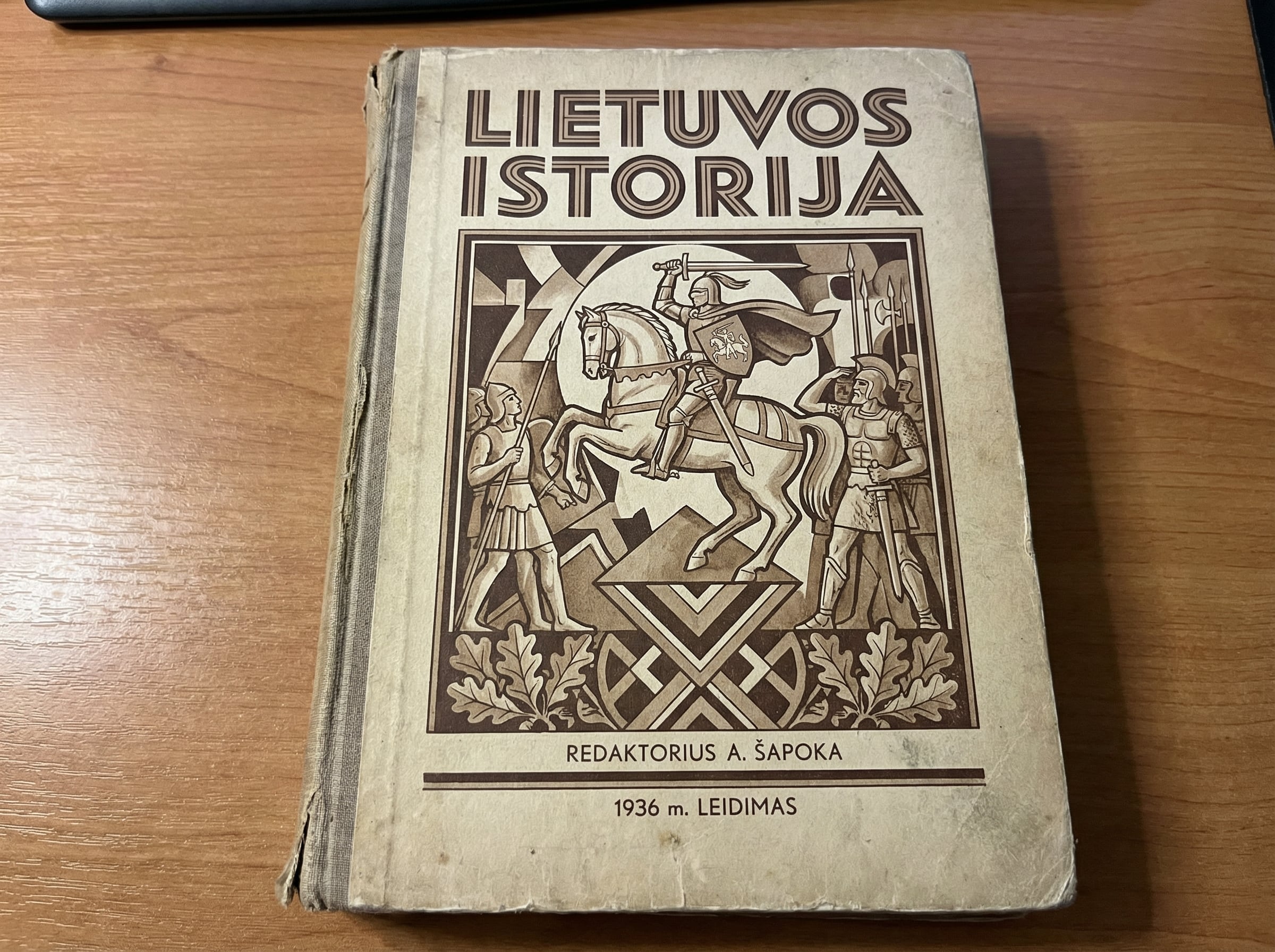 Adolfo Šapokos redaguota „Lietuvos istorija“ tapo kanoniniu nacionaliniu naratyvu tarpukario Lietuvoje. DI sukurtas iliustracinis vaizdas.